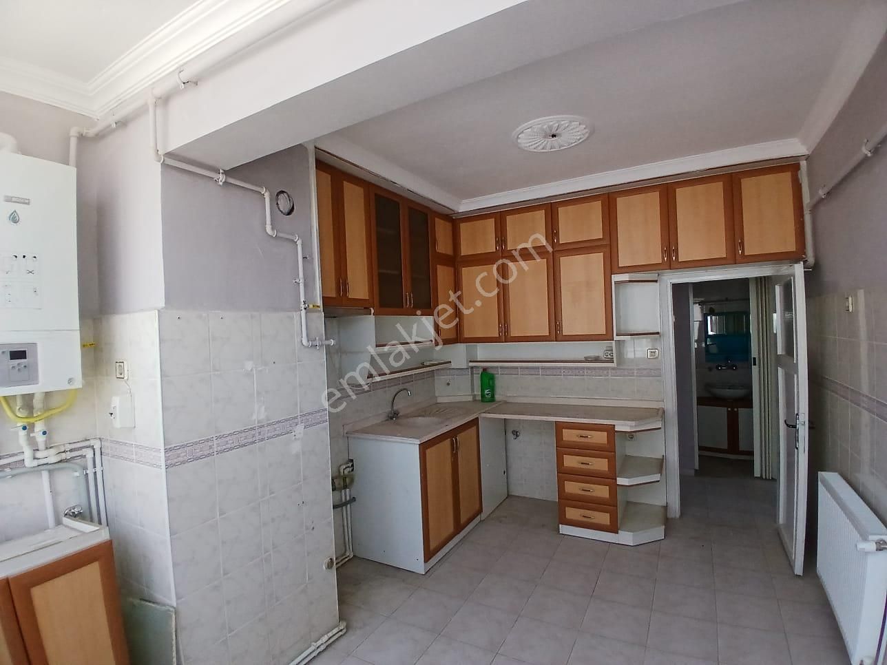 Akçay Emlak'tan Akşehir Altunkalem Mahallesinde Ara Kat Bakımlı Satılık 3+1 Daire