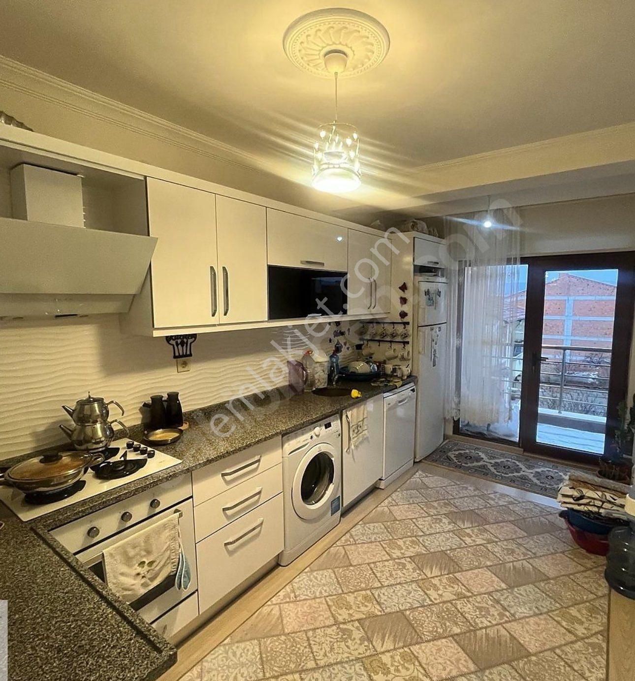 Pi Emlak’tan Kapalı Pazar Yakını Asansörlü İskanlı 2+1 Daire