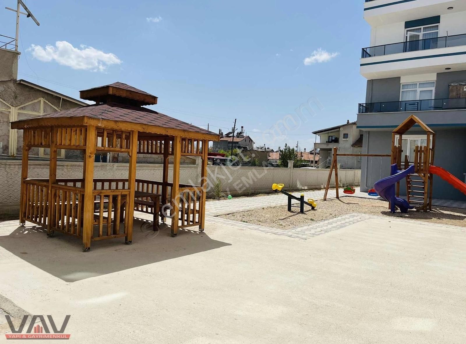 Meram Fen Lisesi Yanında Sıfır Site İçi Lüks 3+1 Daire