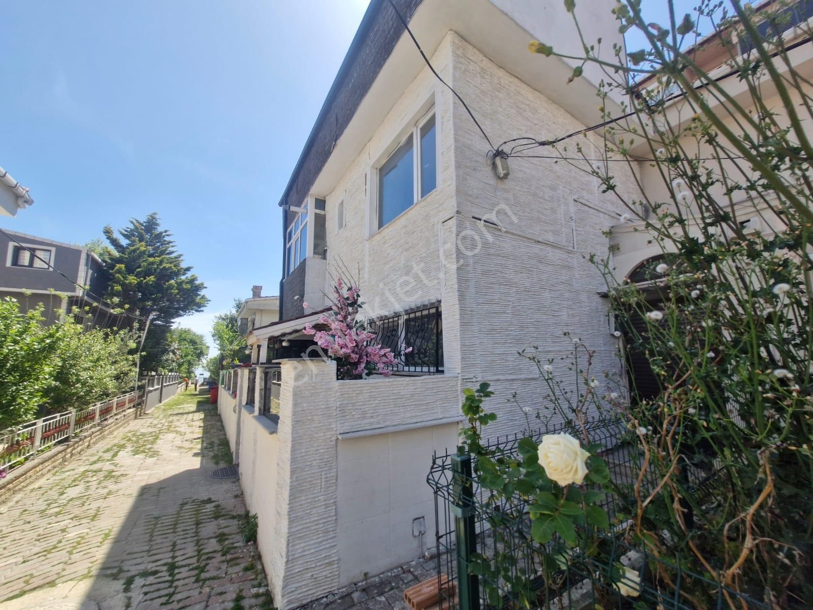 Kamiloba Da Deniz Kenarı Site İçi 4+2 3 Katlı Villa