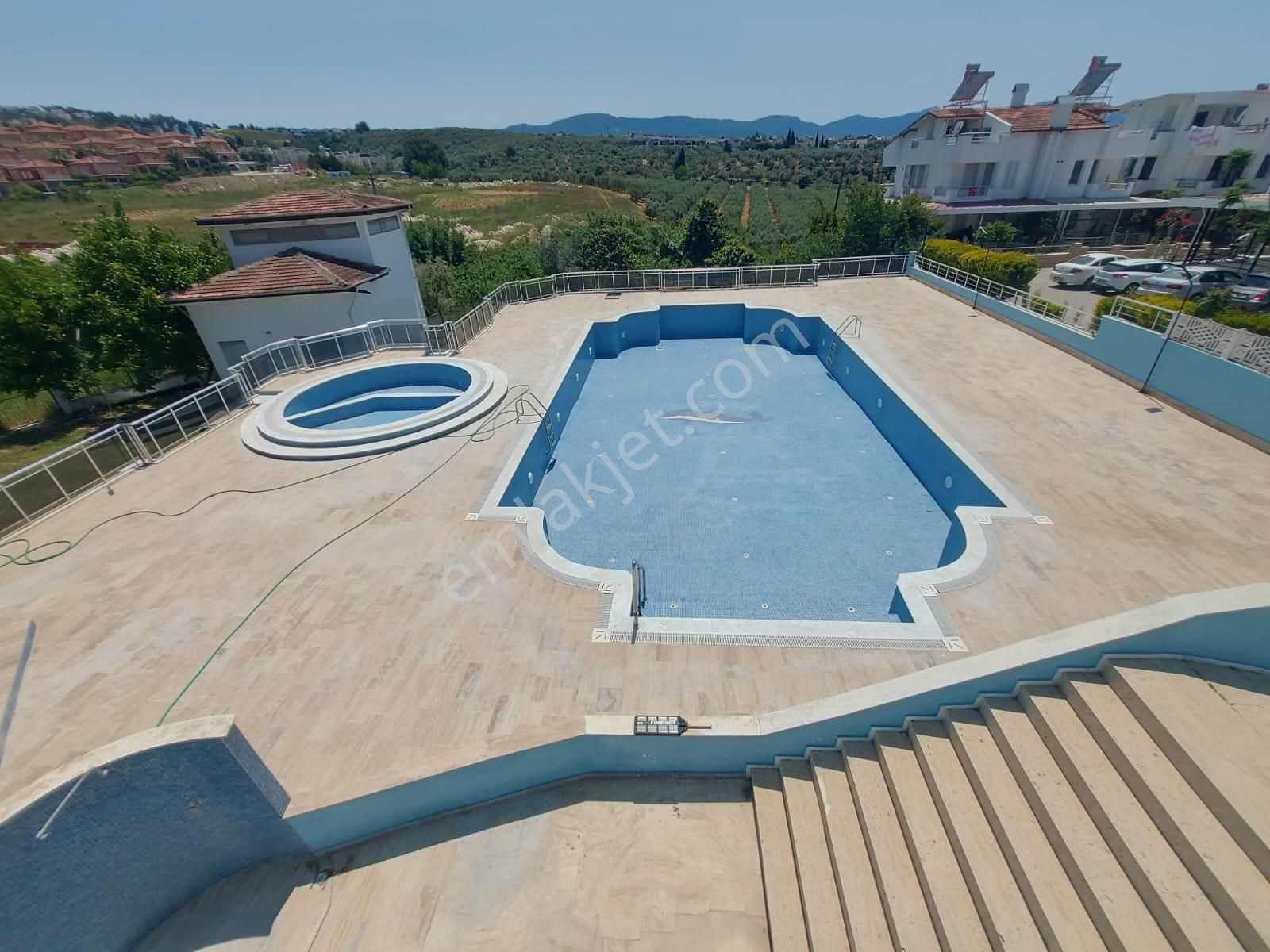 Kuşadası Sahilde,havuzlu Sitede,5+1 Ferah Villa