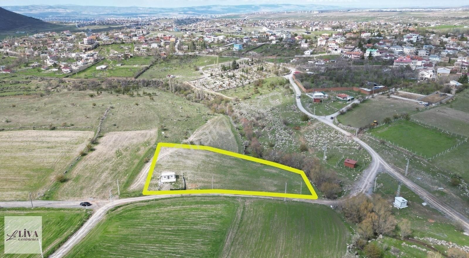 Liva'dan Akçakaya'da 1230 M² Güzel Konumlu Bağ