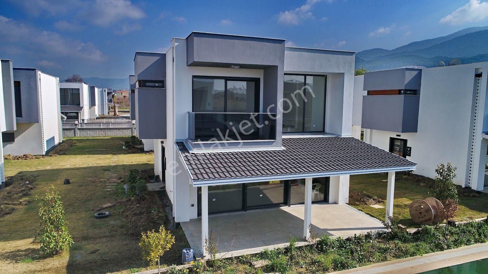 Güzelçamlı'da Sahile Yürüme Mesafesi'nde 3+1 Müstakil Satılık Villa