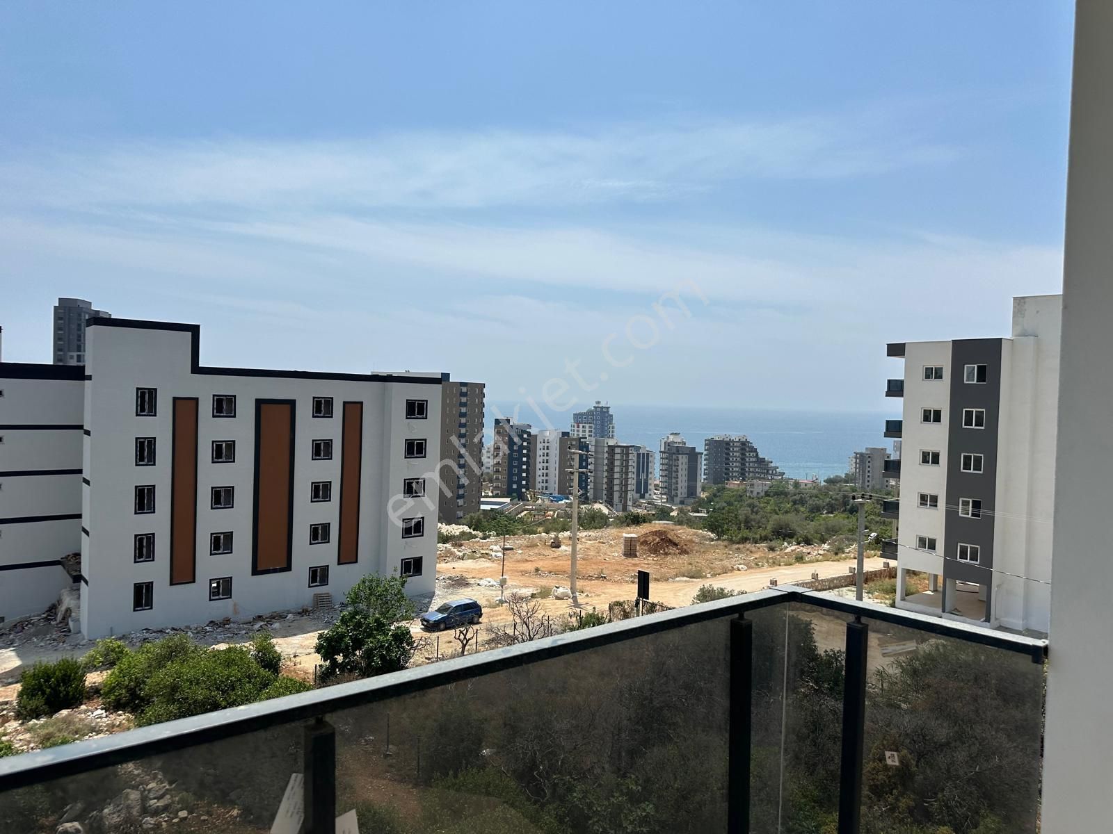 Ata'dan Erdemli Ayaş'ta Yüzme Havuzlu Satılık 1+1 Yazlık Daire.