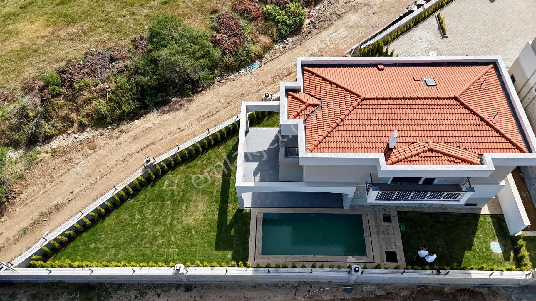 Kuşadası’nda 4+1 Şık Tasarımlı Villa