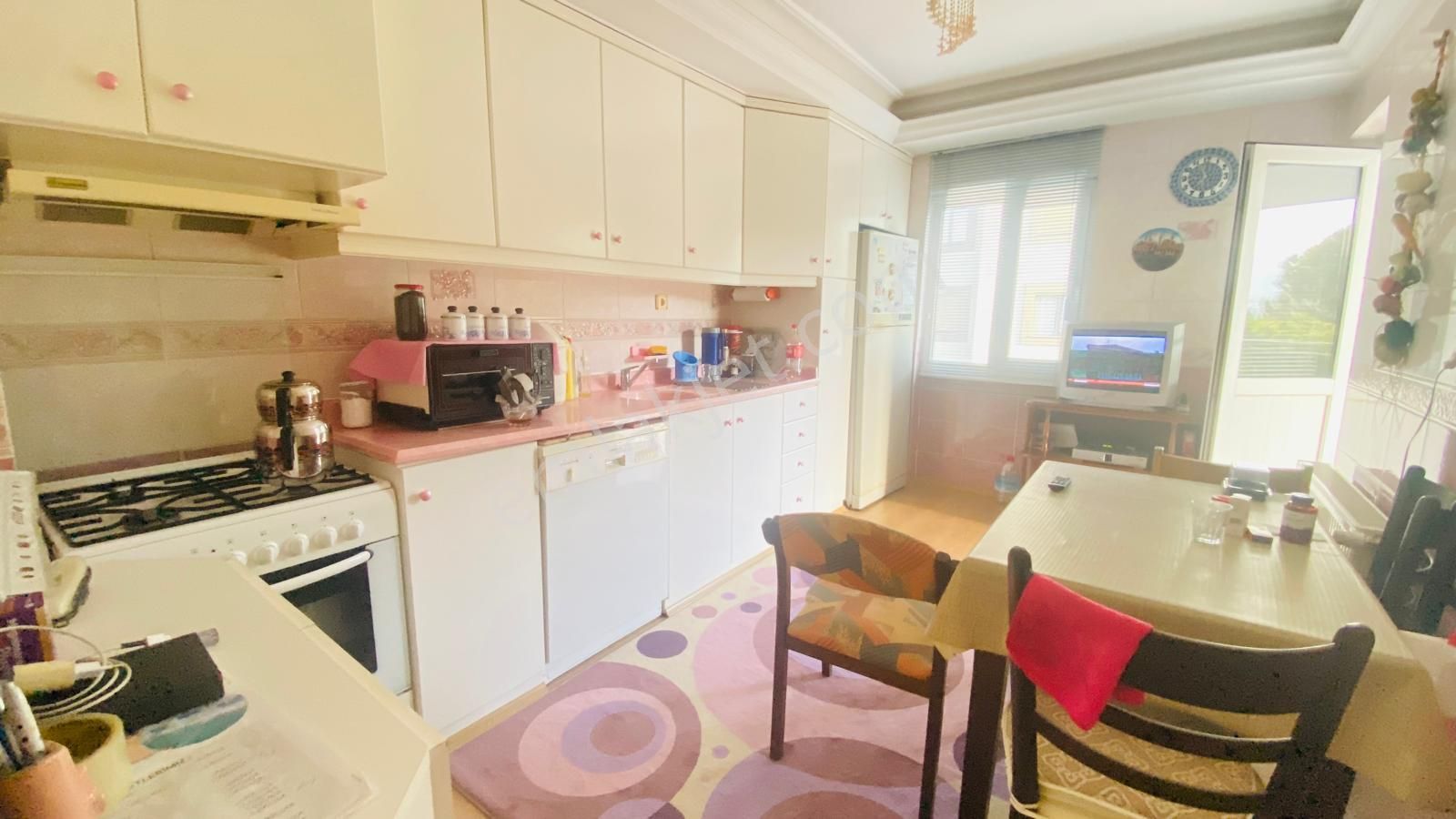 Zümrütevlerde Satılık 3+1 Bakımlı Site İçersinde Geniş Daire