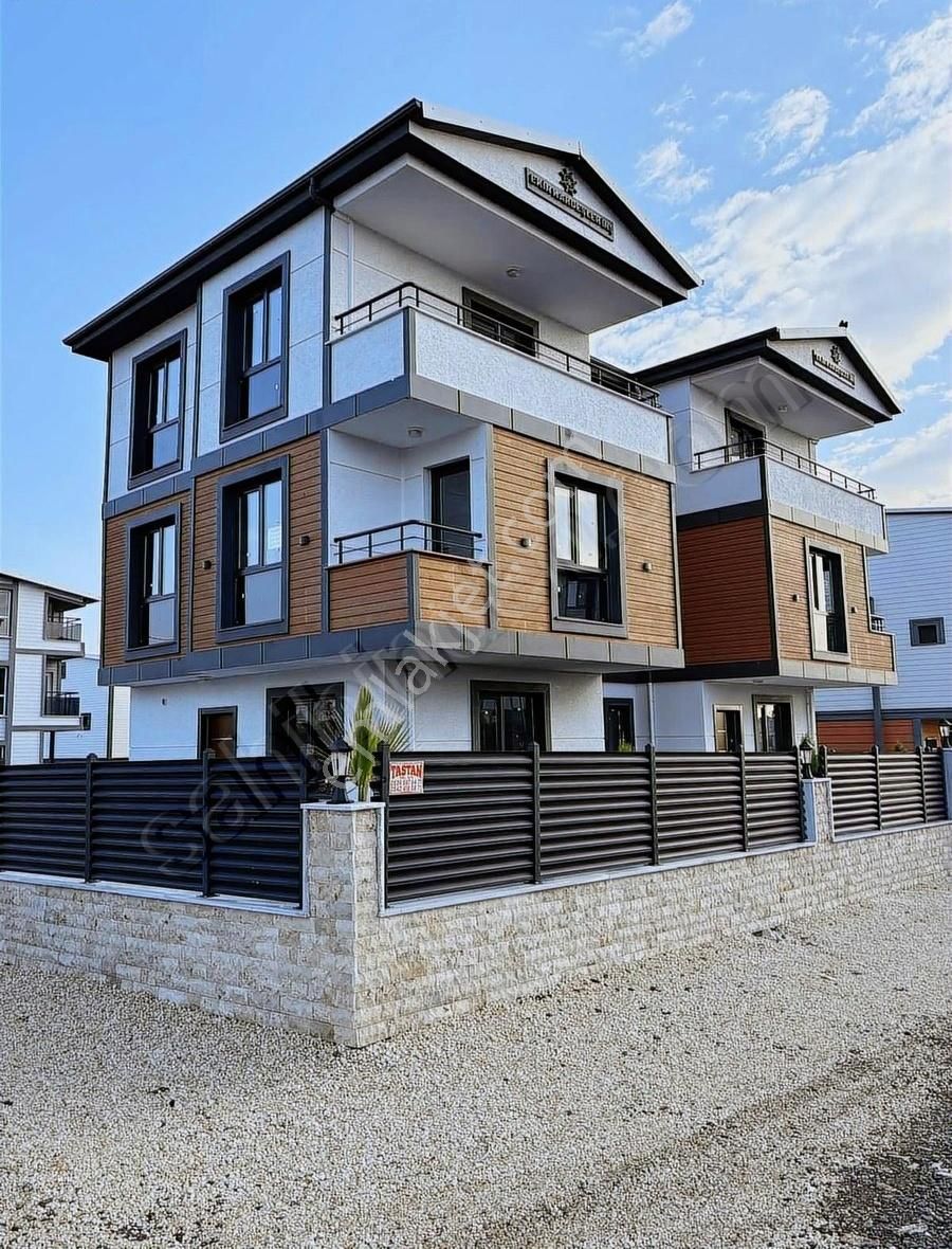 Yeniçiftlikte Muhteşem 4+1 İskanlı Villa