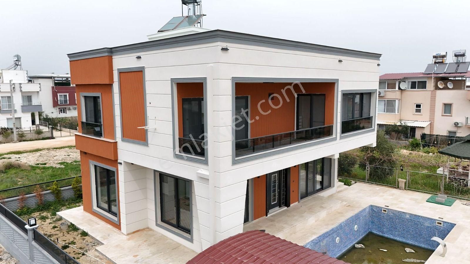 Remax Toros'tan Taşucu Kum Mah'de Havuzlu Lüks 4+1 Villa