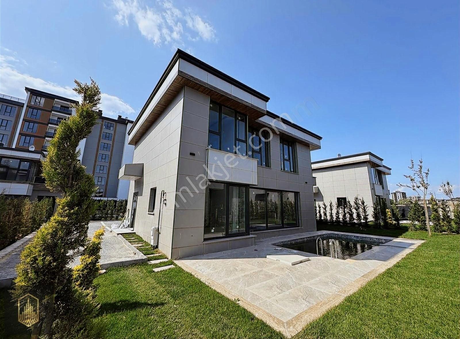 Toprak Gayrimenkul'den Cumhuriyet 5+1 Havuzlu A+ Satılık Villa