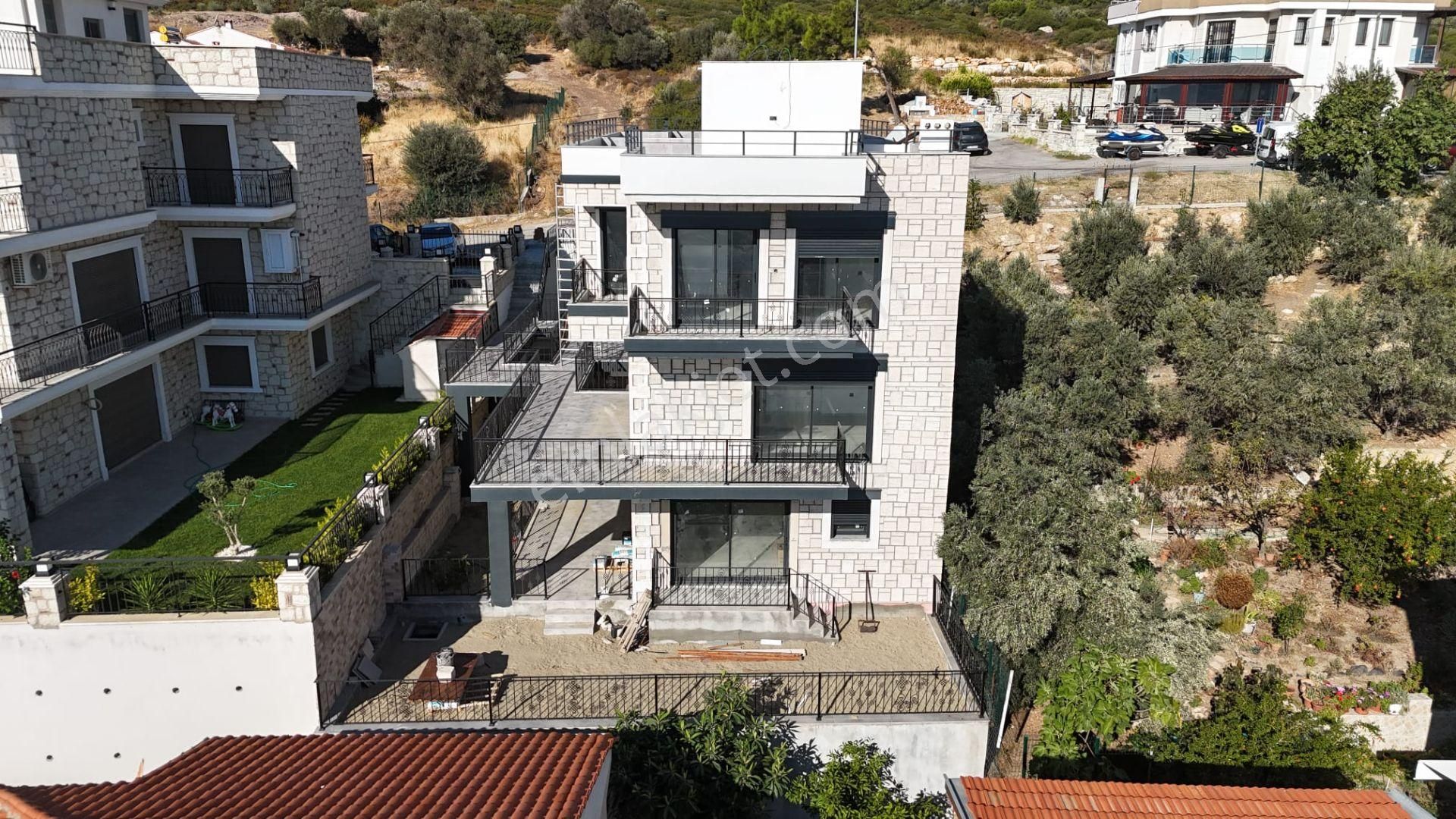 Satılık Yeni Foça Burunucu'nda Şahane Fourlex Villa