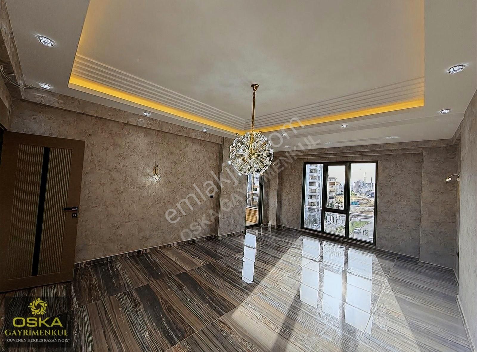 Oskadan Doğukentte Cadde Üstü Önü Açık 4+1 Lüks Daire