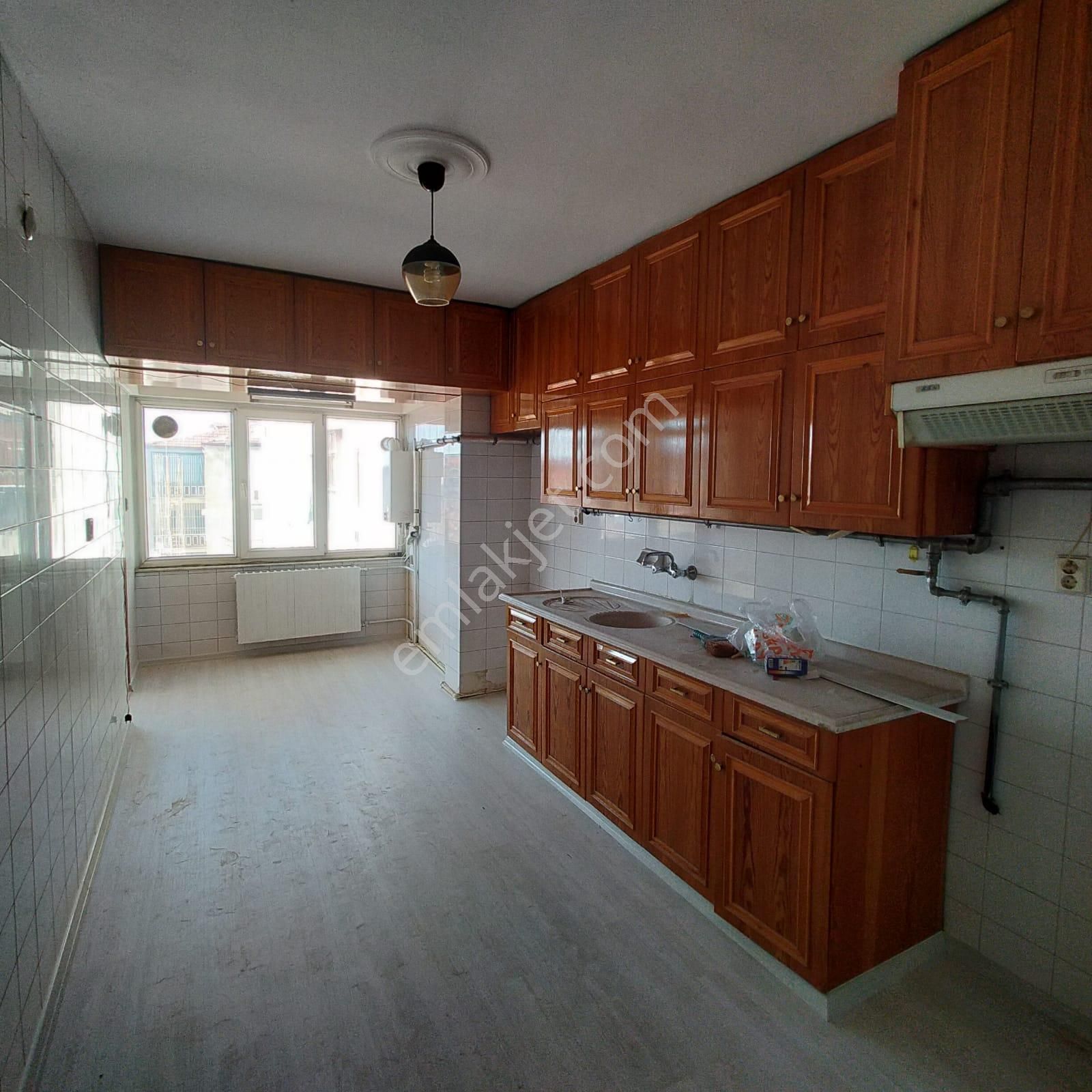 Ender Uysal Gayrimenkulden İstiklal Caddesinde Geniş 3+1 Kiralık Daire...