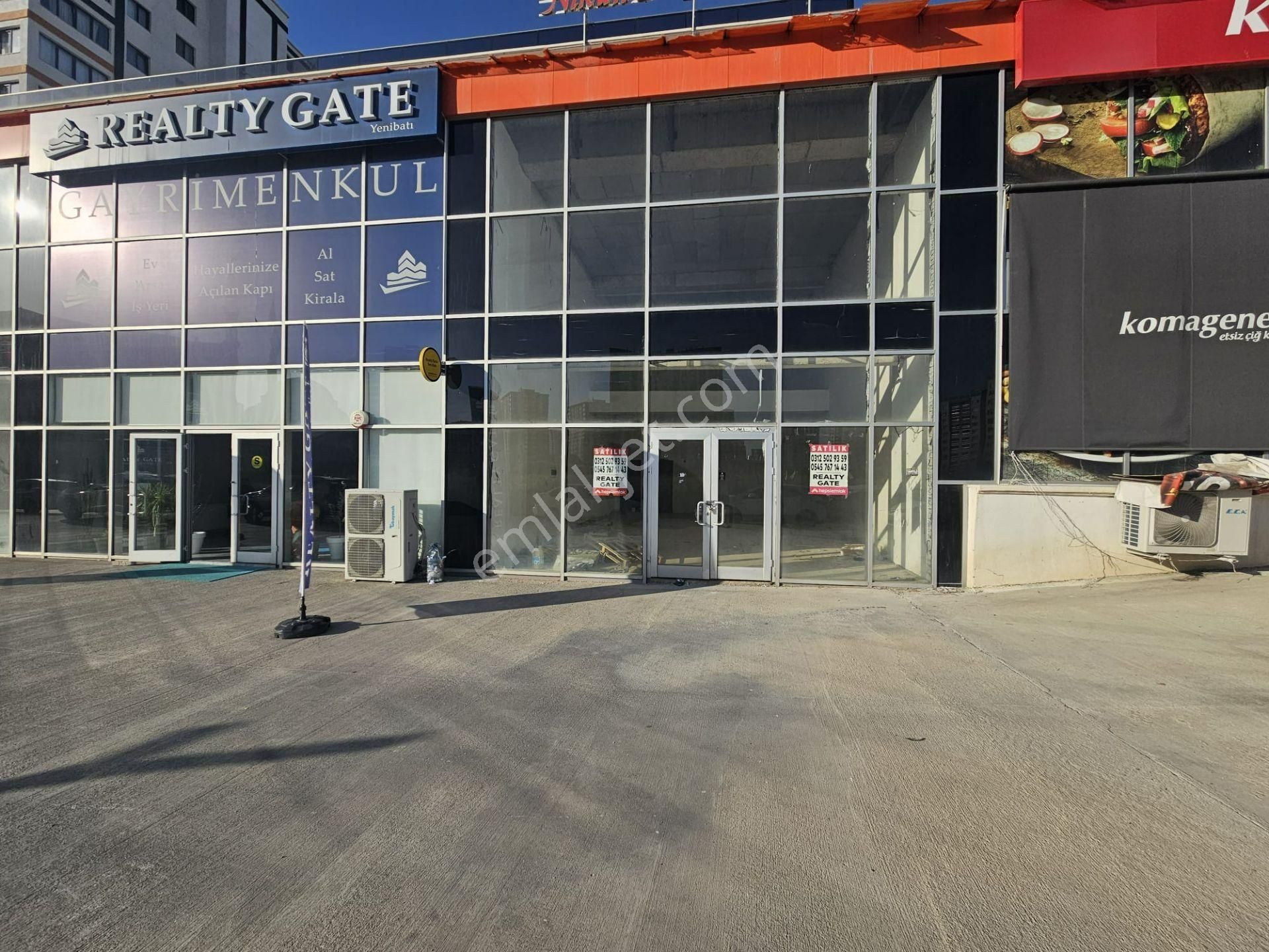 Cumhuriyet Mahallesinde 3 Katlı Toplam 300 M2 Satılık Dükkan