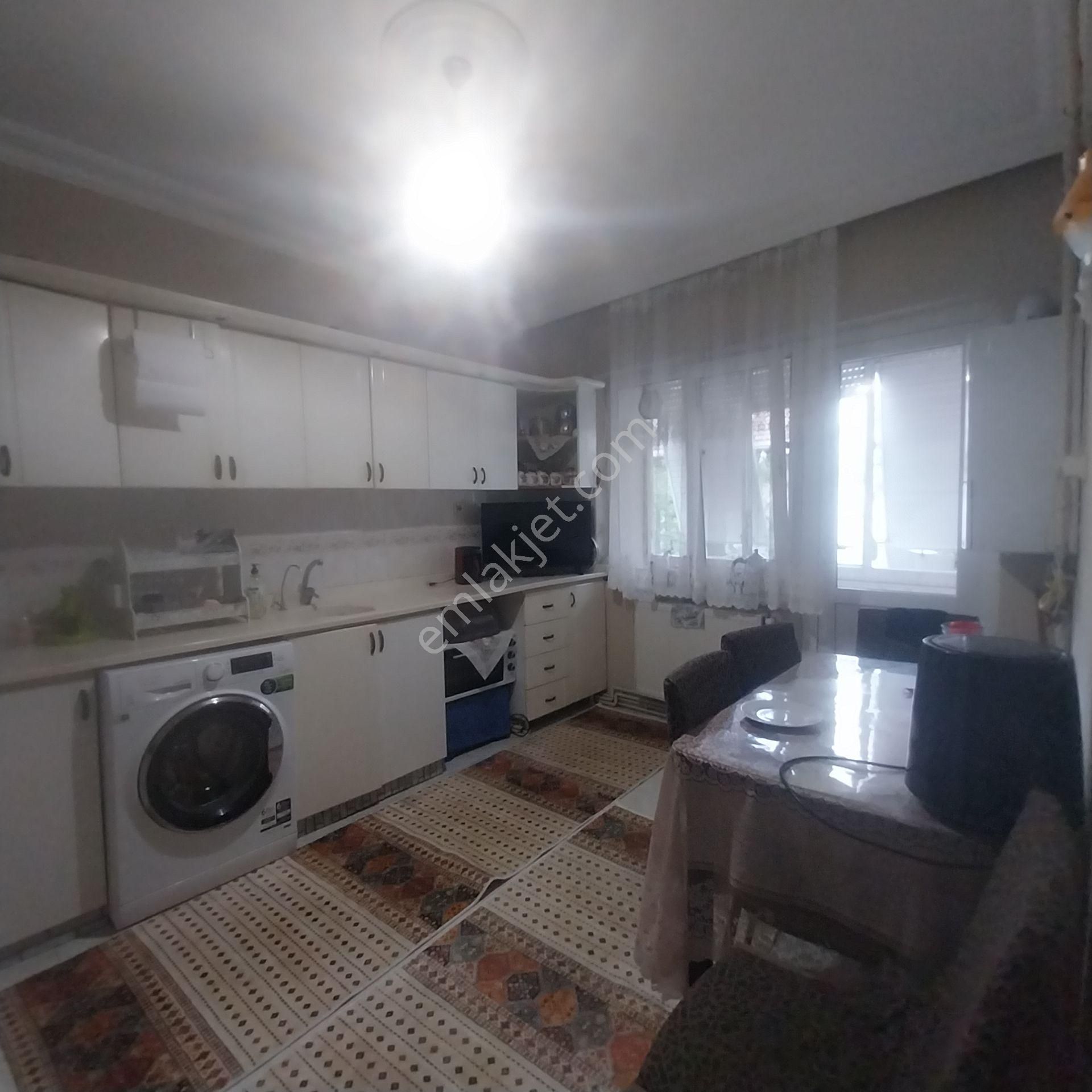 Balıkesir Atatürk Mahallesi Atatürk İ.ö.o Karşısı 3 Oda 1 Salon Kombili 1nci Kat Yatırımlık Daire.