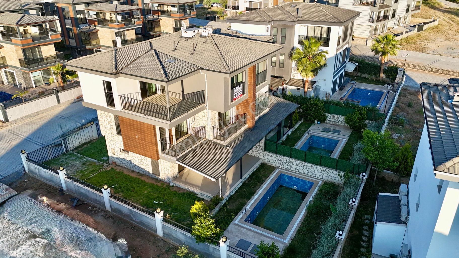 5+1 Özel Havuzlu Büyük Villa
