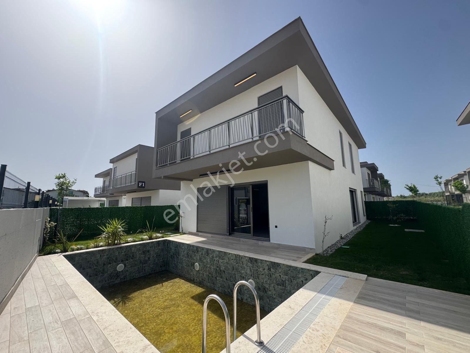 Davutlar Sahili’nde Özel Havuzlu 4 + 1 Geniş Villa