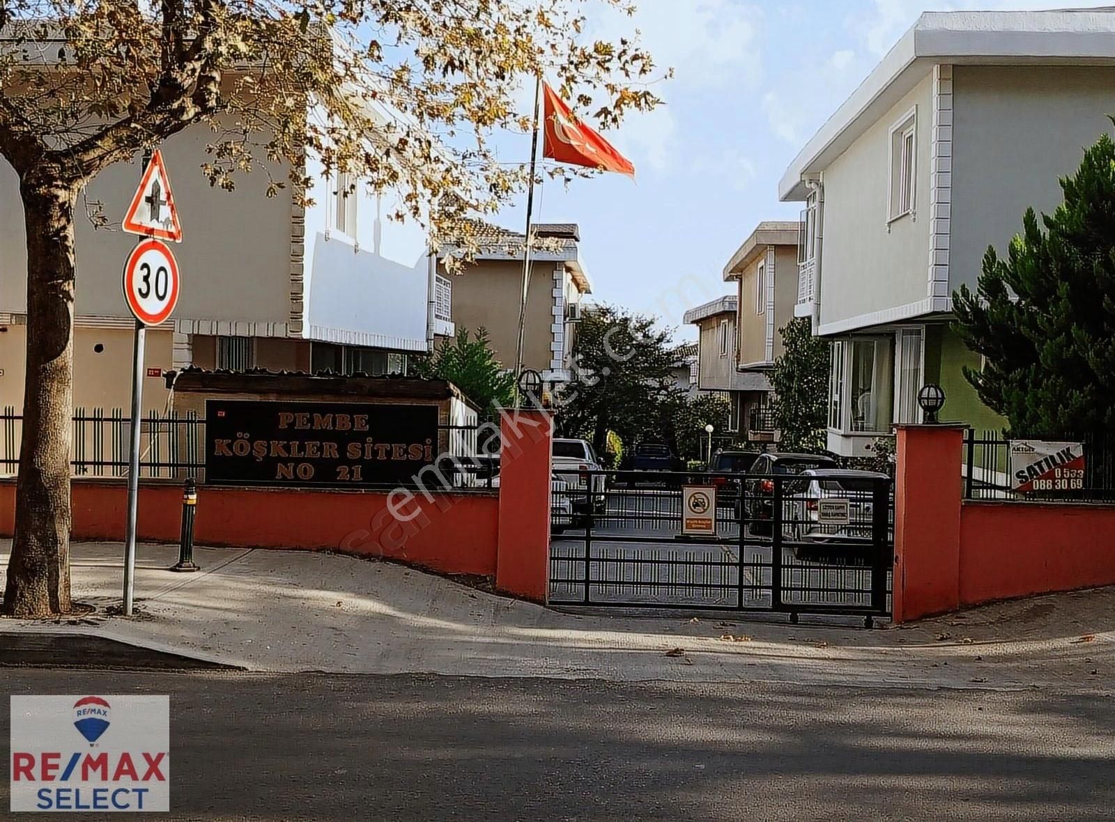 Avcılar Denizköşkler'de Denize Sıfır Konumda 3+2 Tripleks Villa