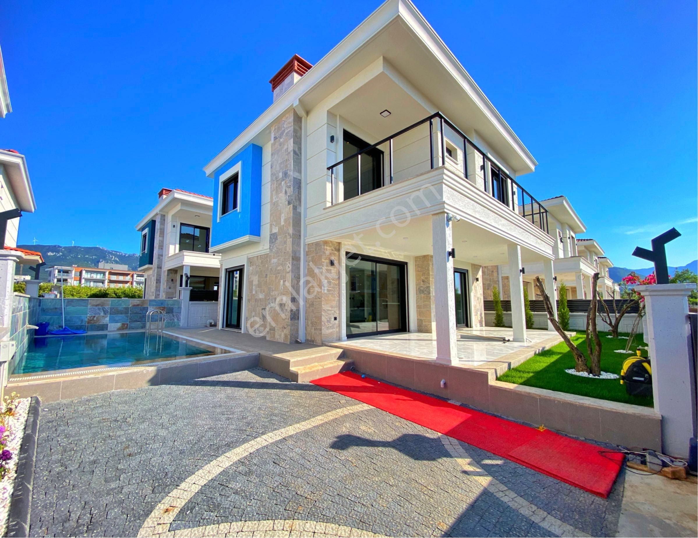 Kuşadasında 3+1 Sıfır Tek Müstakil Özel Havuzlu Özel Otoparklı Şömineli Villa