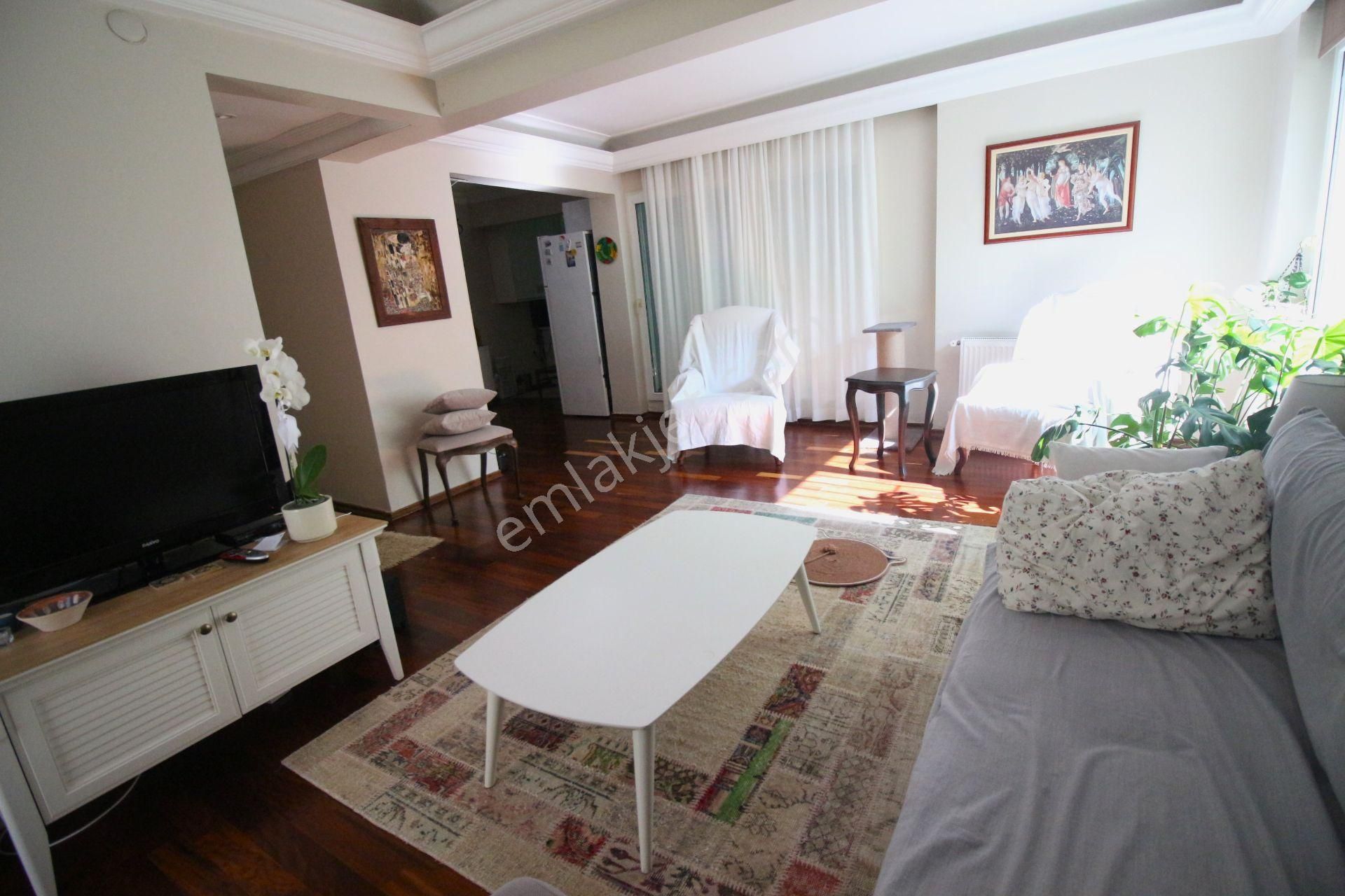 Tarabya'da Sanatçılar Sitesi'nde Satılık Temiz Bahçe Katı