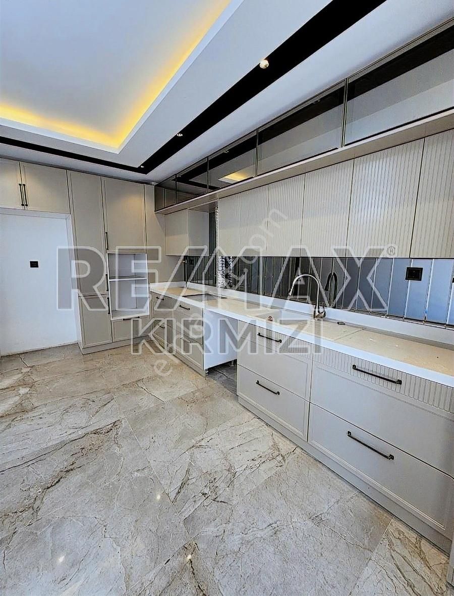 Re/max Kırmızı'dan Erzurum Kombina'da Satılık 4+1 Lüks Daire