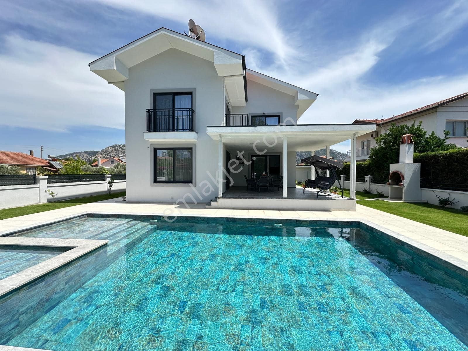 Dubleks Havuzlu Müstakil Bahçeli Villa