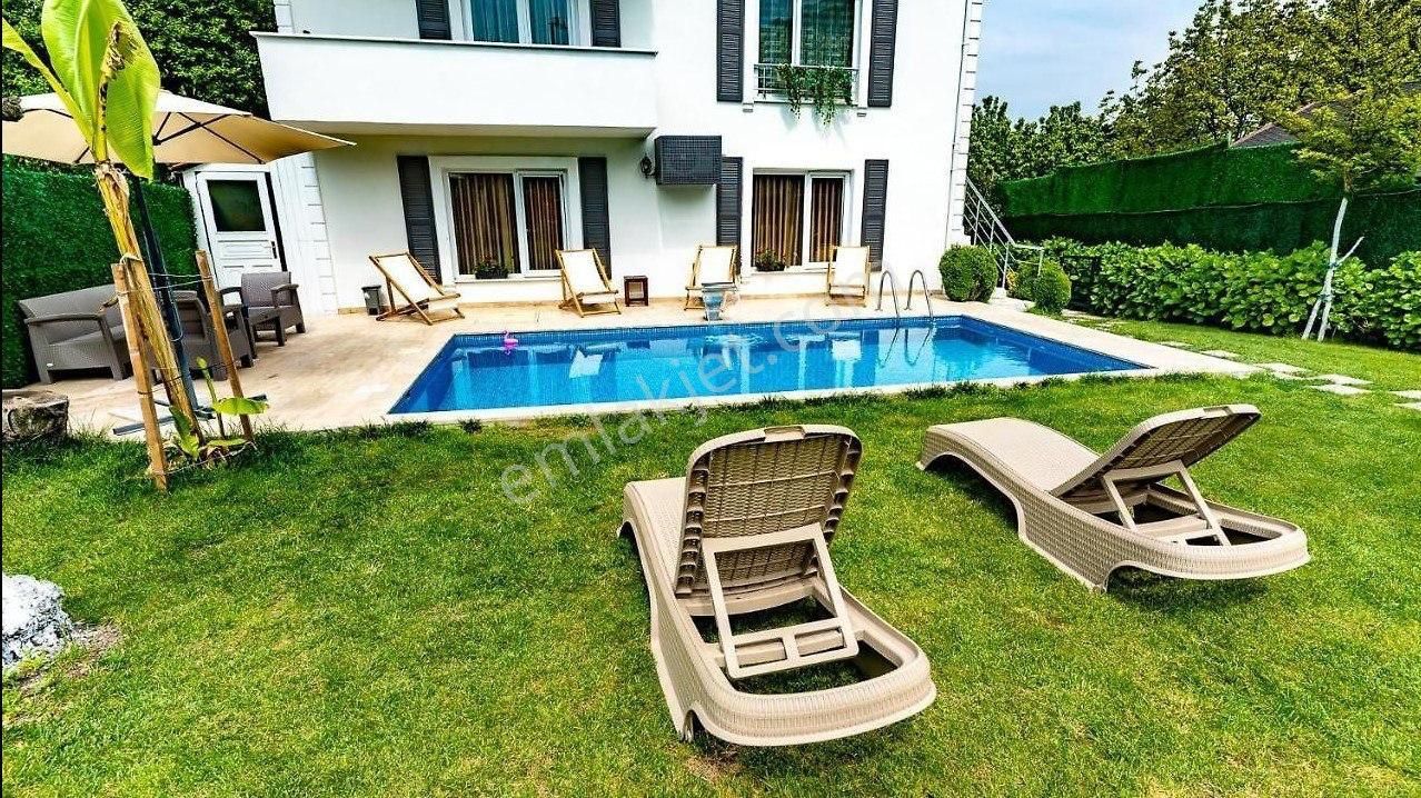Cunda Adası Havuzlu Müstakil Bahçeli Villa
