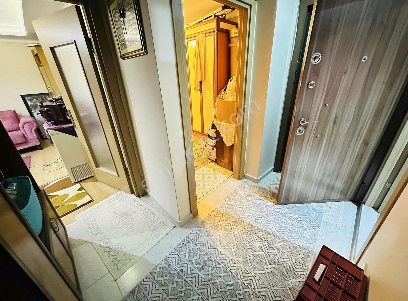 Gebze Cumhuriyet Mahallesinde Satılık 2+1 80 M2 Giriş