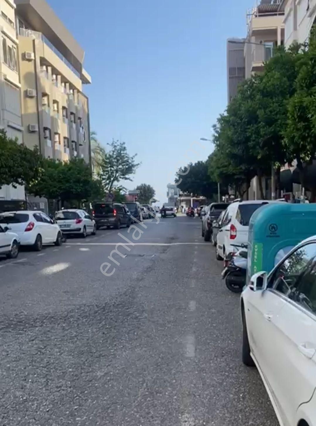 Alanya Merkezde 2 Adet 1+1 Daire Denize 100 M Acil Satılık