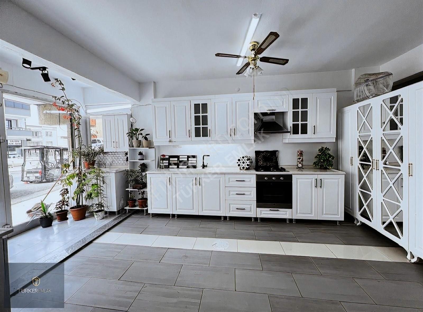 Türker Emlak-merkezde Satılık 64,5m² Yola Cepheli Dükkan