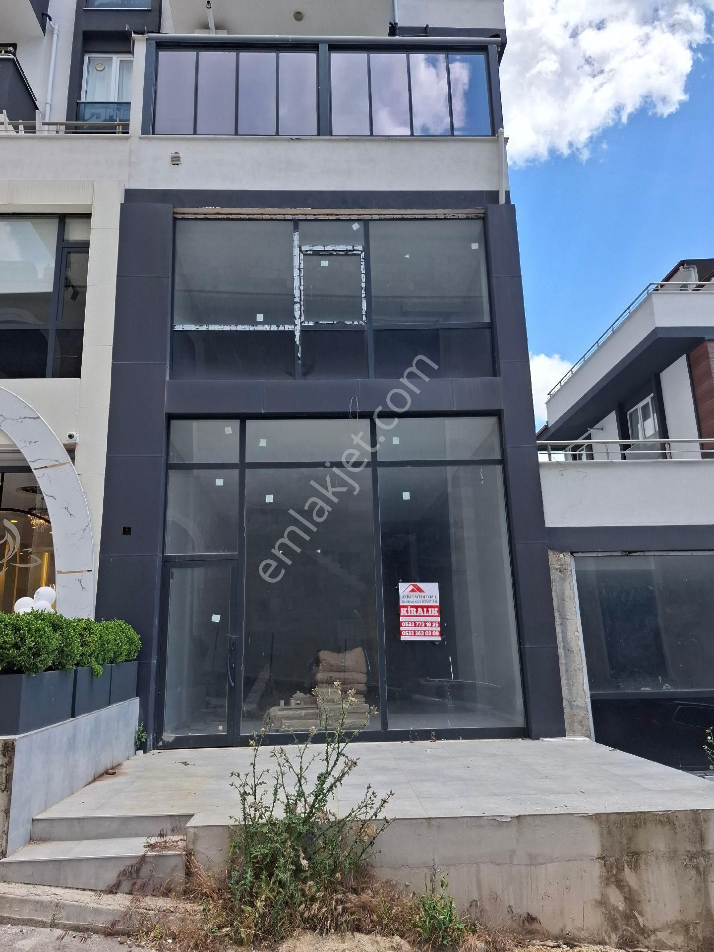 Akra Gayrimenkul' Den Hacı Osman Bağdat Caddesinde Kiralık Asma Katlı Büyük Dükkan