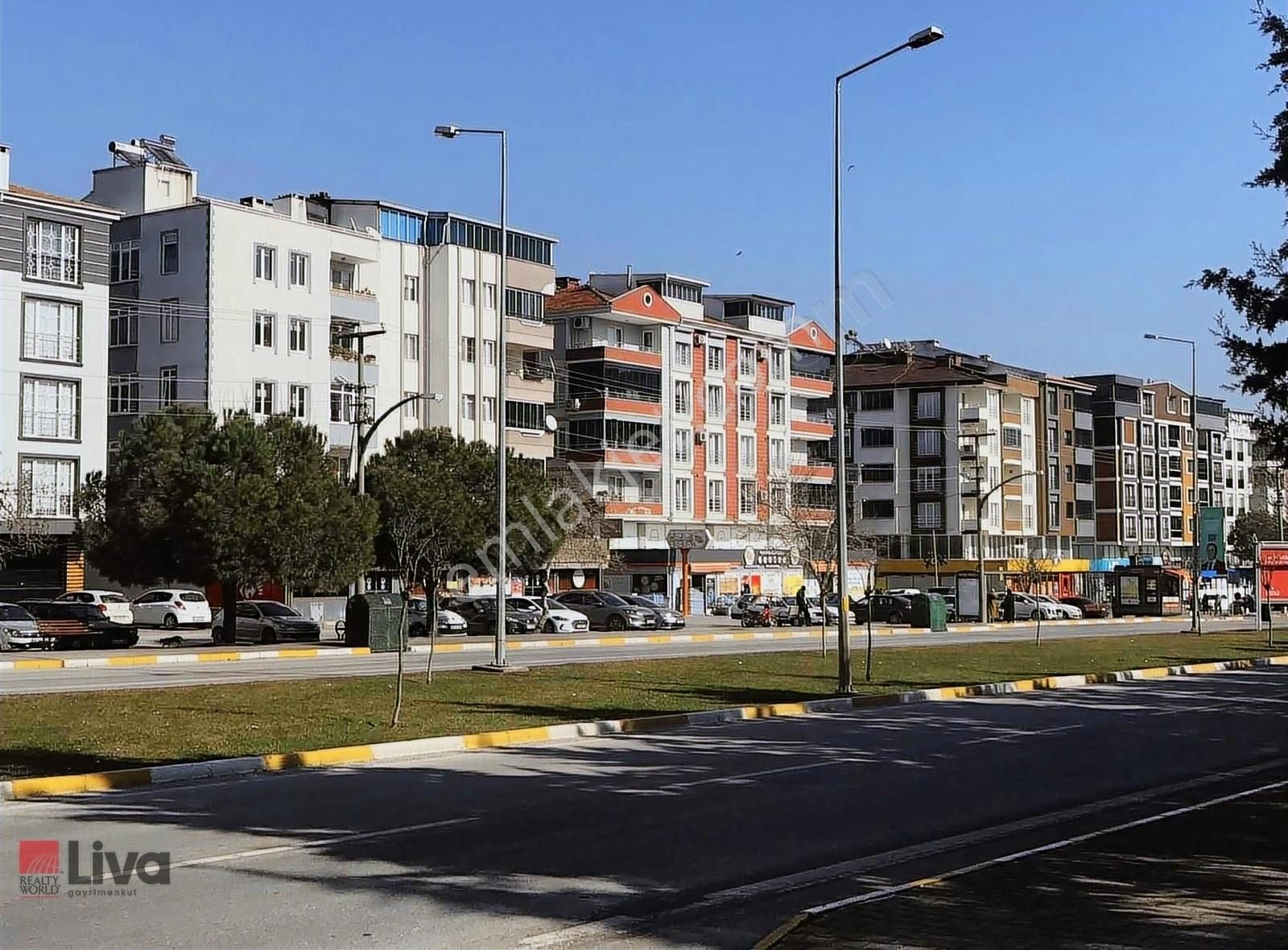 Liva'dan Çok İyi Konumda Full Eşyalı Geniş 2+1 Daire