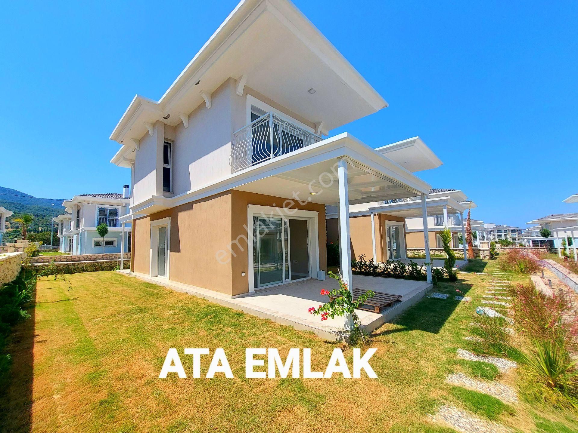 Davutlarda Açık Ve Kapalı Havuzlu Sitede Geniş Bahçeli Sıfır Villa