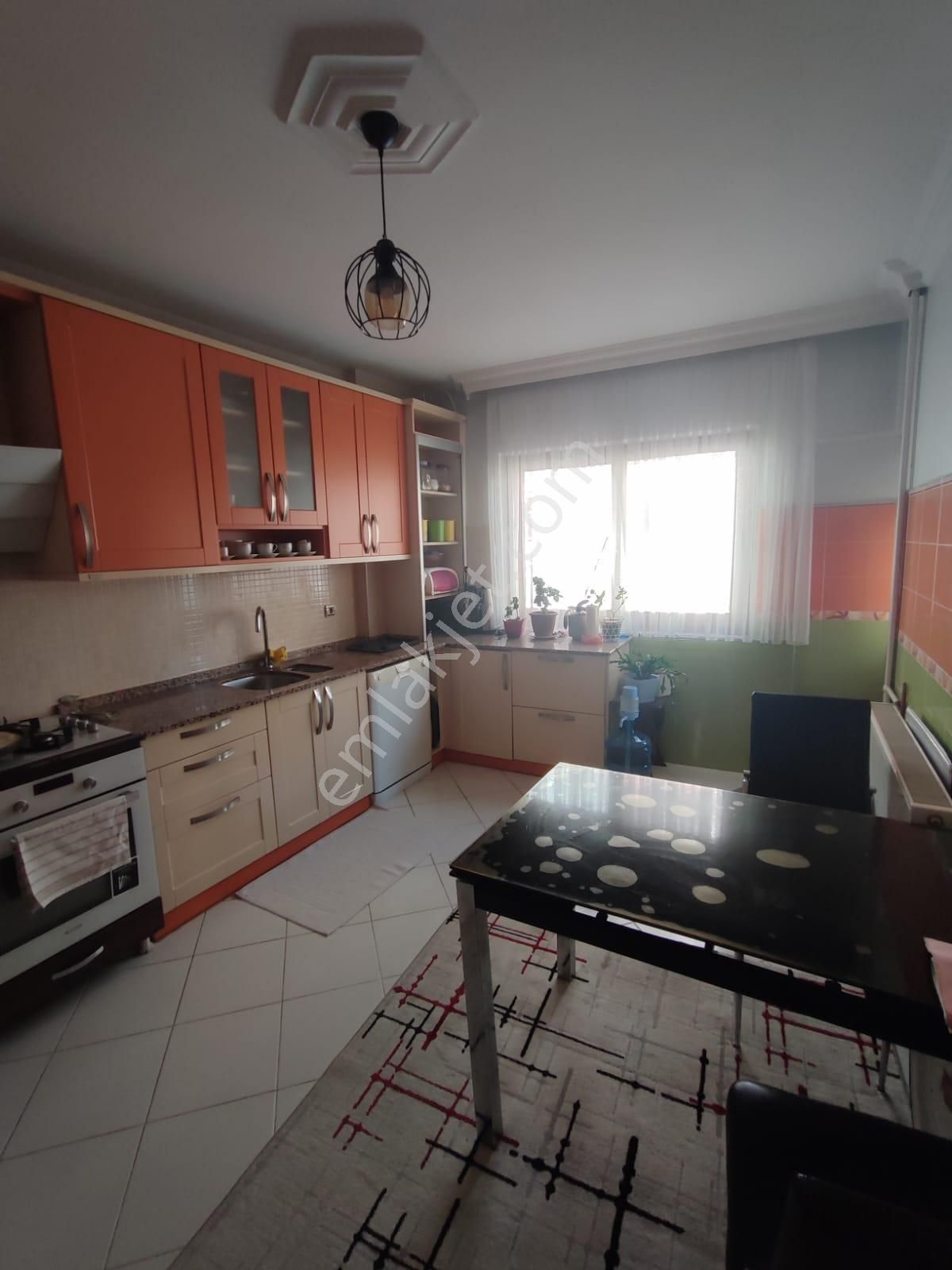 Kaan Emlaktan Lise Caddesinde Arakat Satılık Daire