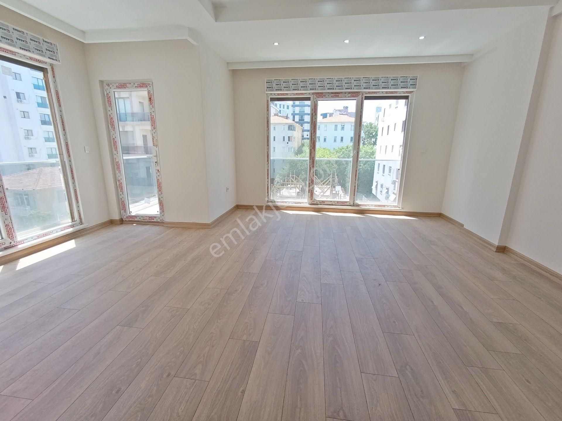 Selamiçeşmede Özgürlük Parkına Yakın Konumda 3+1 Sıfır Balkonlu Daire Emlak Masası