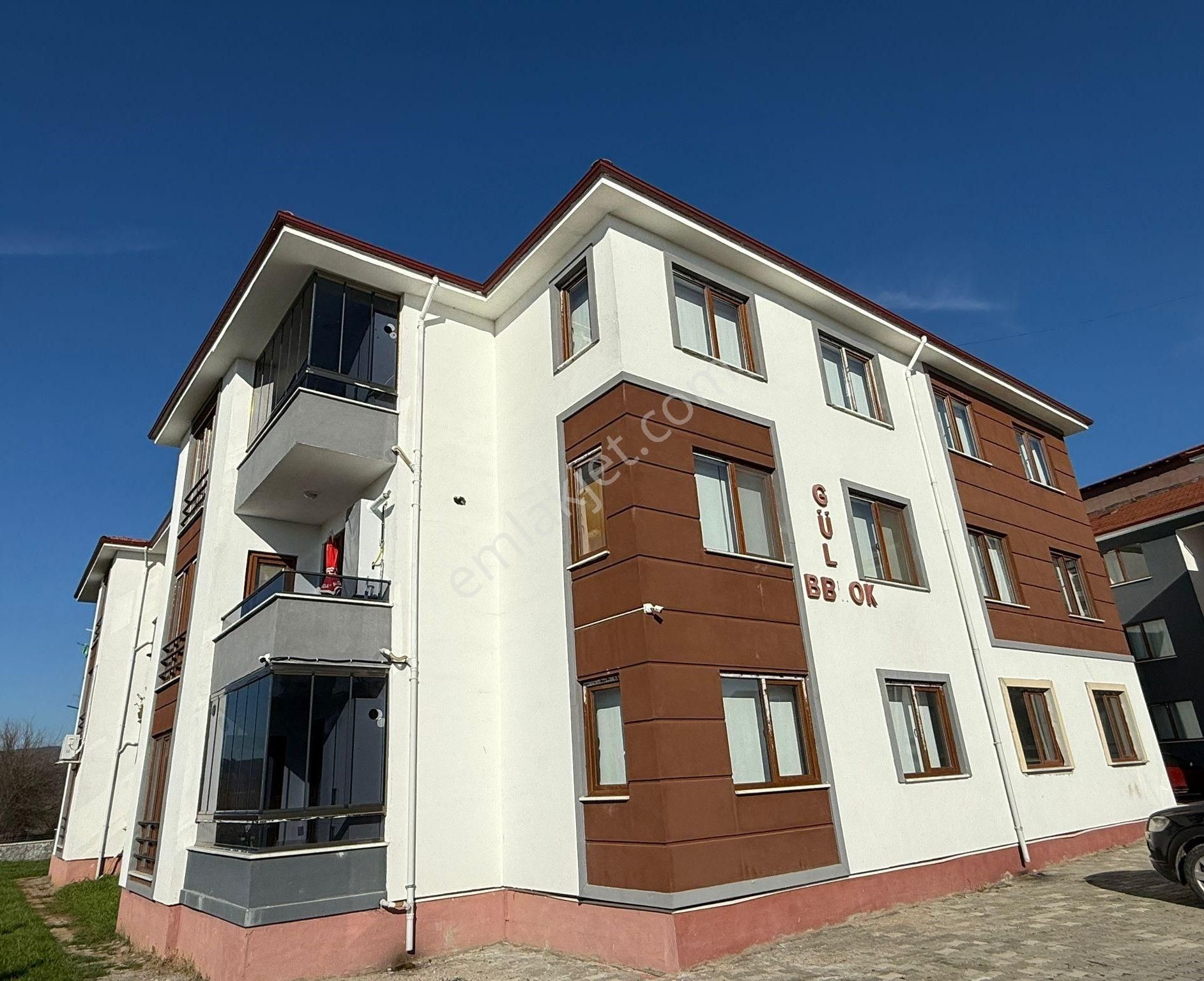 Henglobal'den Rasimpaşada Yeniyüzyıl İ.o Yanında Satılık 2+1 Daire