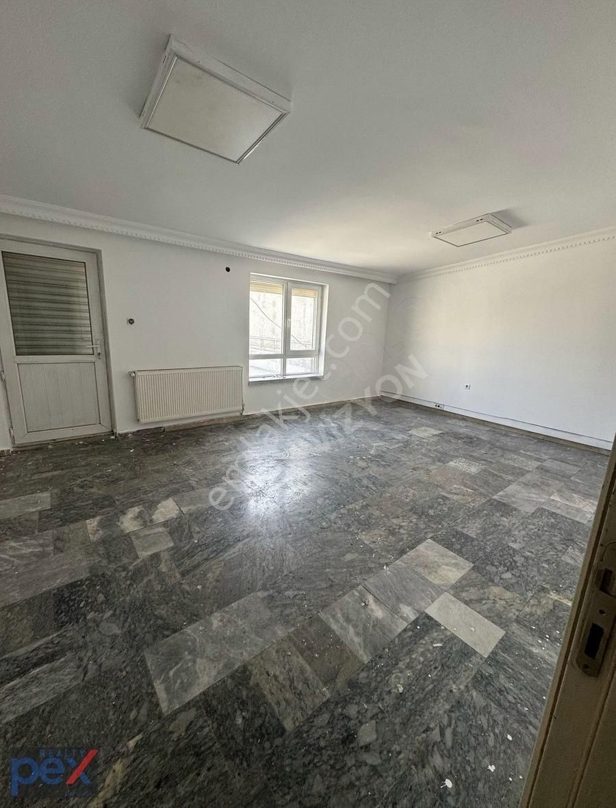 Örnek Sanayide Alınterine Yakın 550 M2 Ofisli Kiralık İşyeri