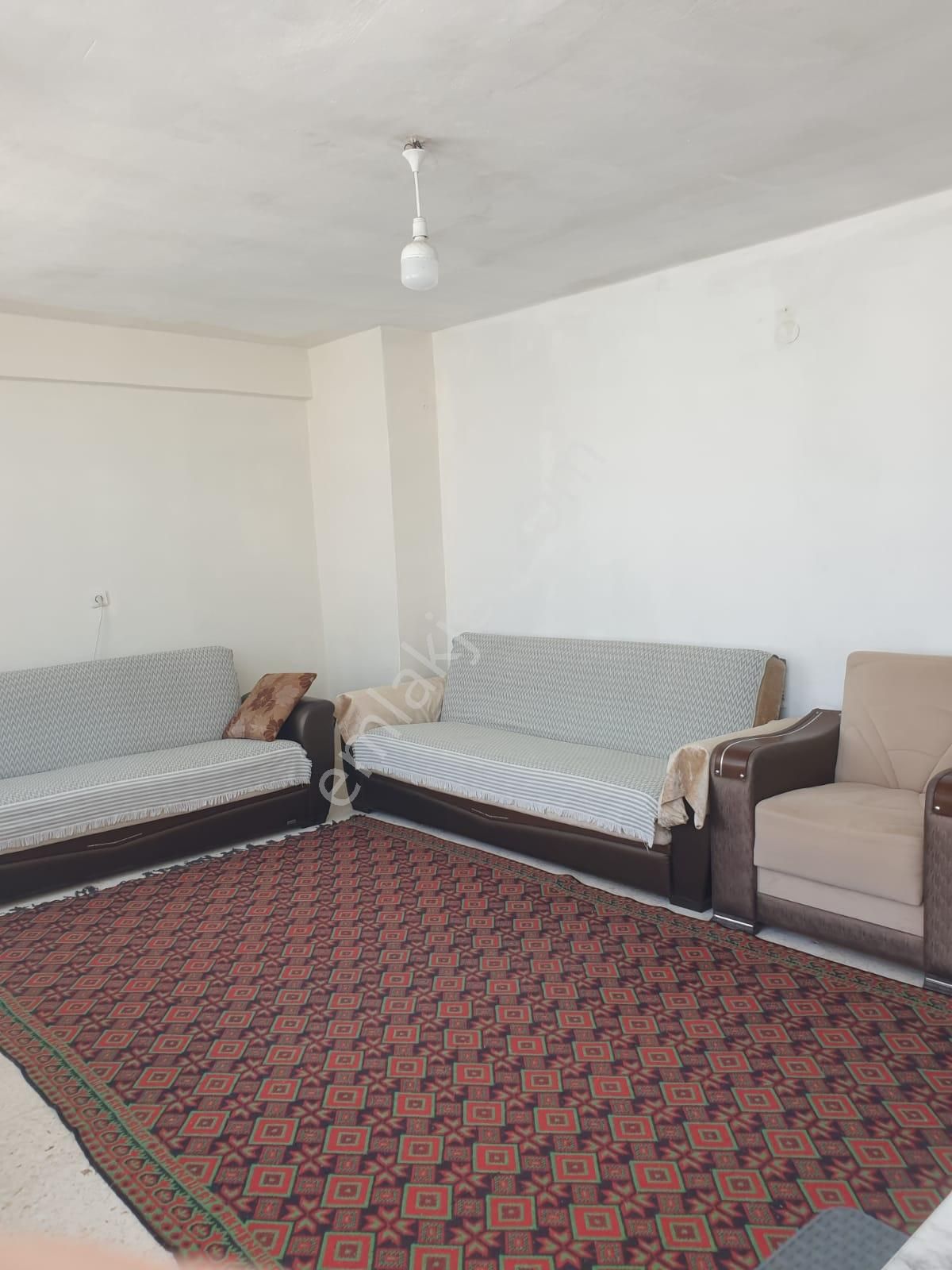 Mersin Erdemli Merkez Mahallesin'de Satılık Eşyalı 3+1 Daire