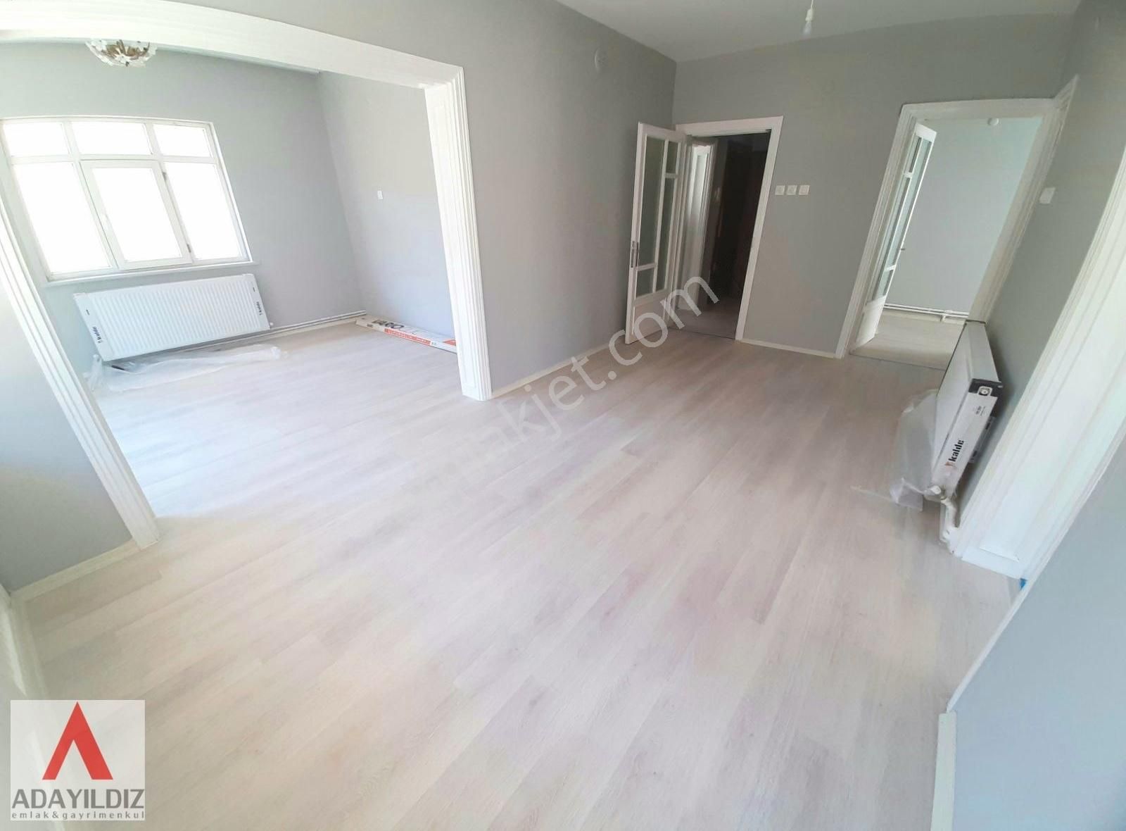 Adapazarı Merkezde İçi Yenilenmiş Kiralık 2+1 Daire