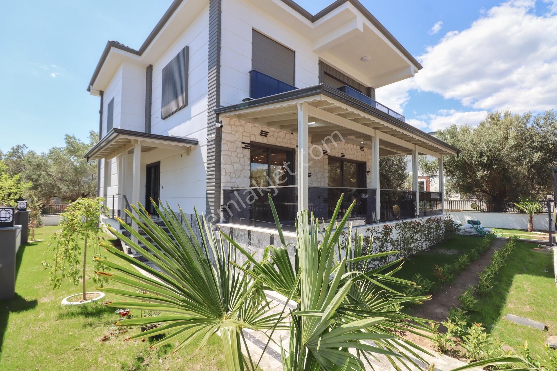 Güre'de 350 M2 Arsa İçinde 4+1 Tam Müstakil Villa