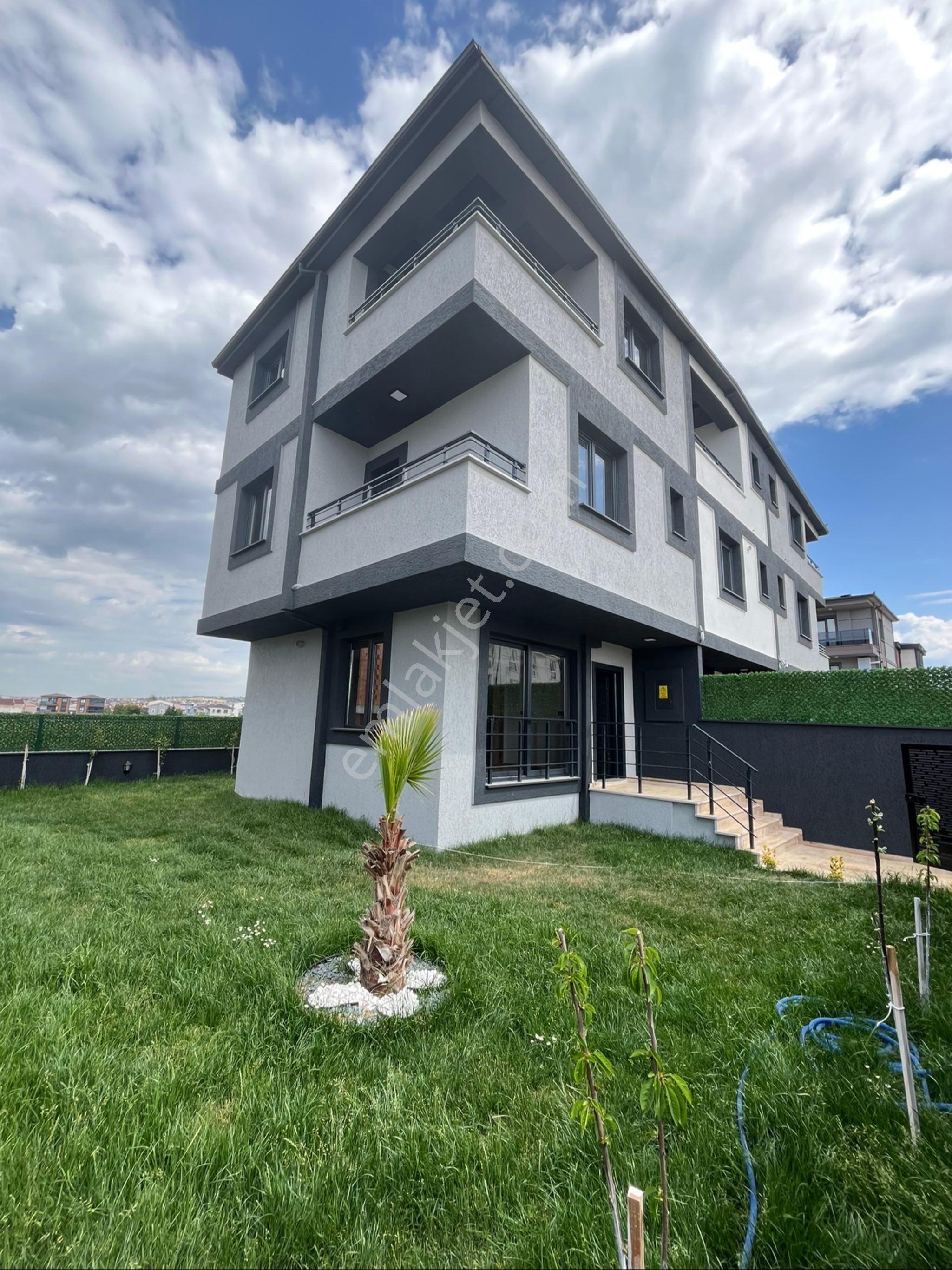 Ata Gayrimenkul,den Merkeze Yakın 4+1 Sıfır Villa