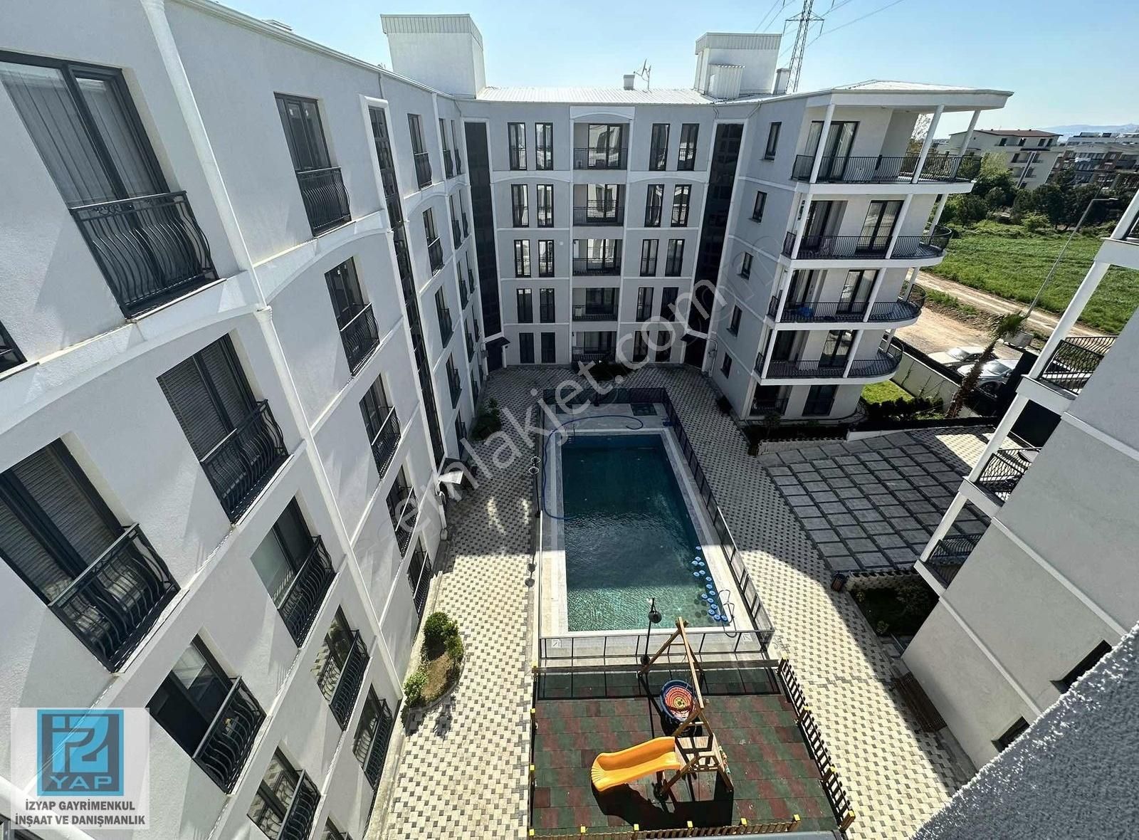 Kent Meydanında Siteiıçi Asansörlü Güvenlikli 4 + 1