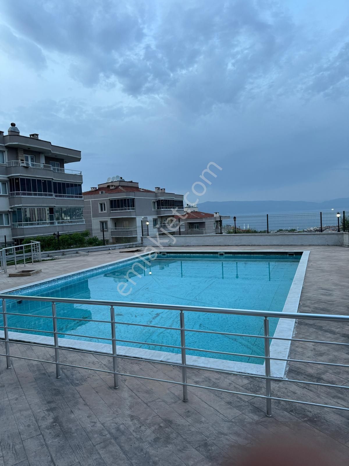 Canyapıdan Eğitimde Havuzlu Deniz Manzaralı 2+1 Satılık Daire