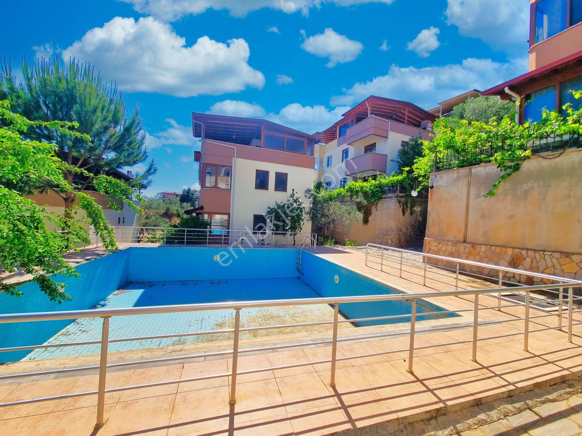 Aktif'ten Altınoluk'ta Satılık Site İçerisinde Havuzlu Deniz Manzaralı Ferah Kaçmaz 2+1 İkiz Villa