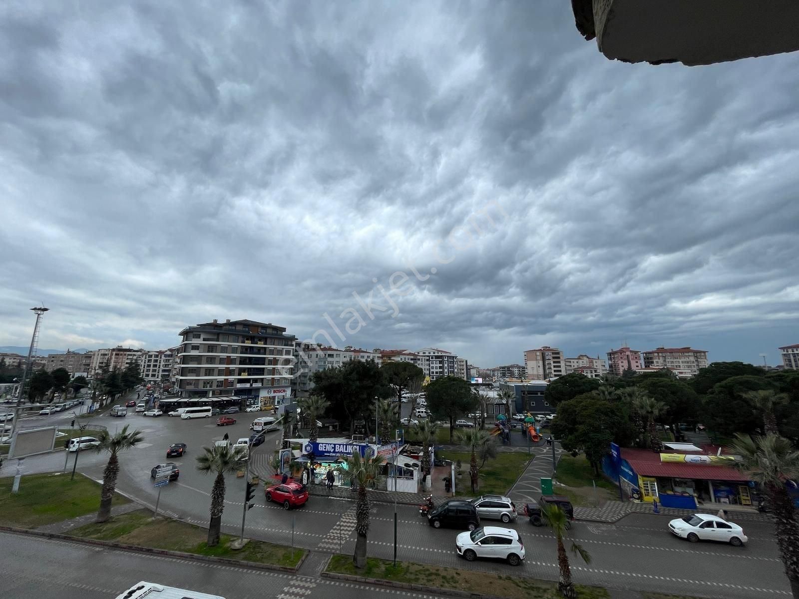 Yükselden Edremitin En İşlek Caddesinde Önü Kapanmaz 130m2 2+1