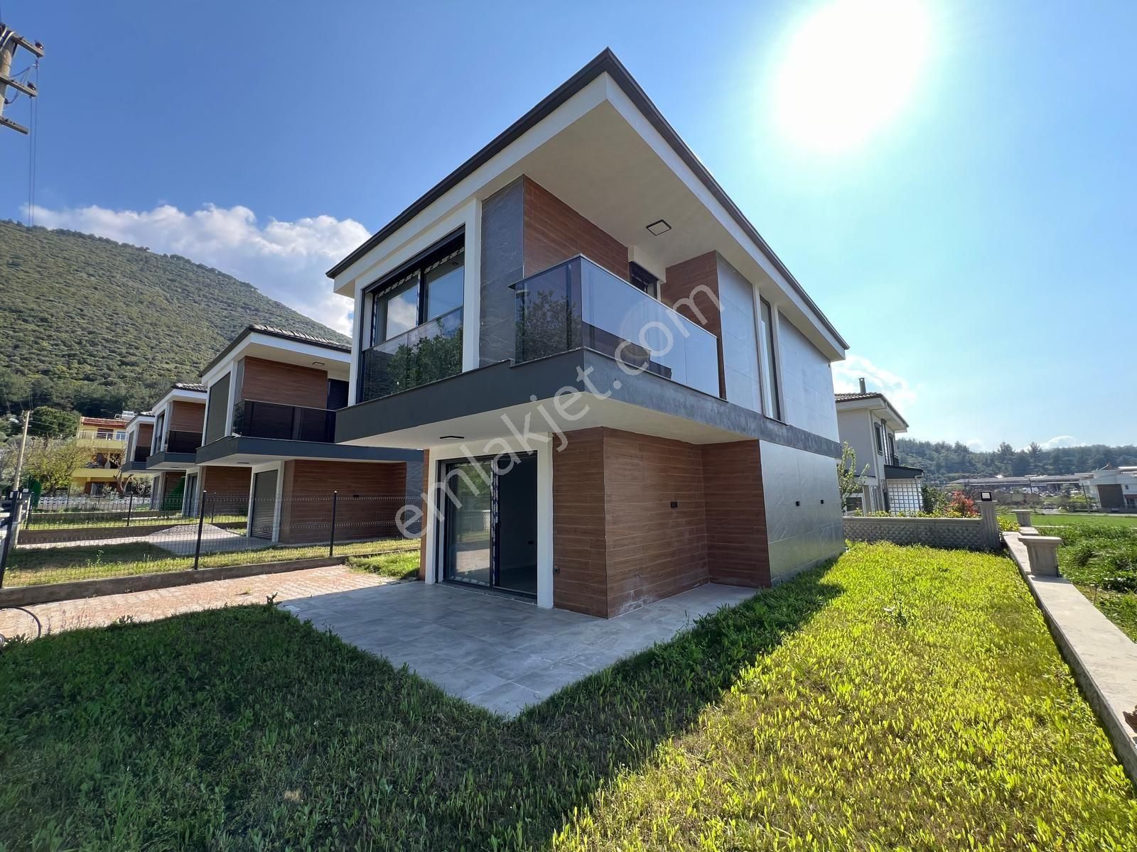 Kuşadası Güzelçamlı Bölgesinde Müstakil Geniş Bahçeli Sıfır 3+1 Villa