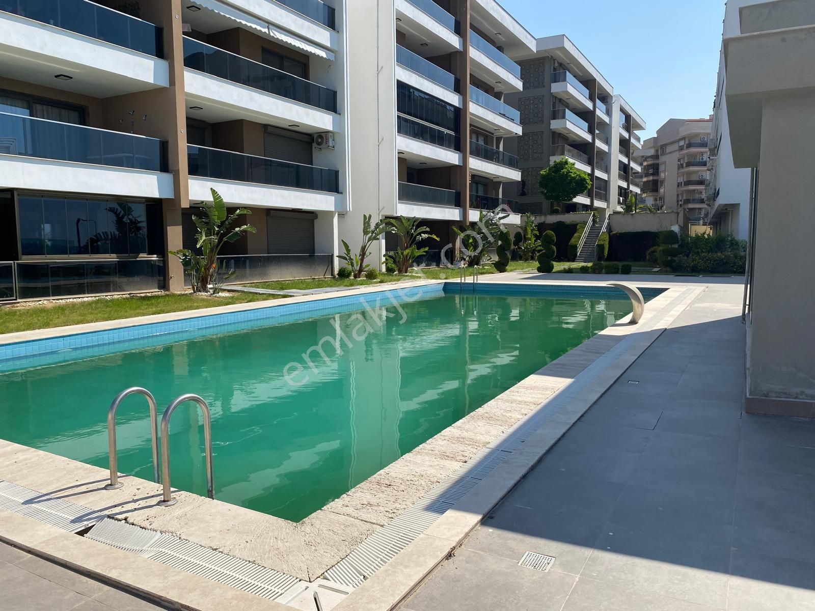 Kuşadası Merkez De Ultra Lüks Sitede Ara Kat Geniş Daire