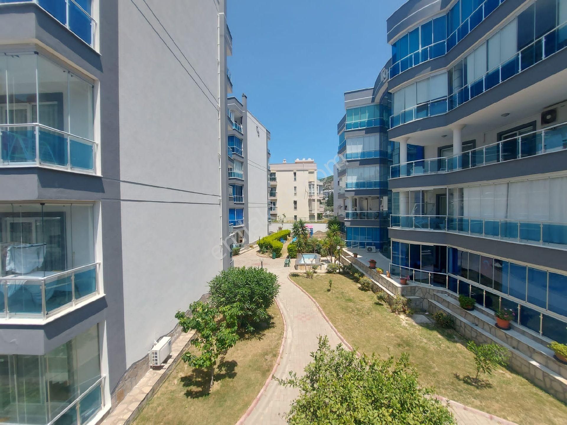 Kuşadası Ege Mahalesinde Havuzlu Doğalgazlı Satılık 3+1 Daire