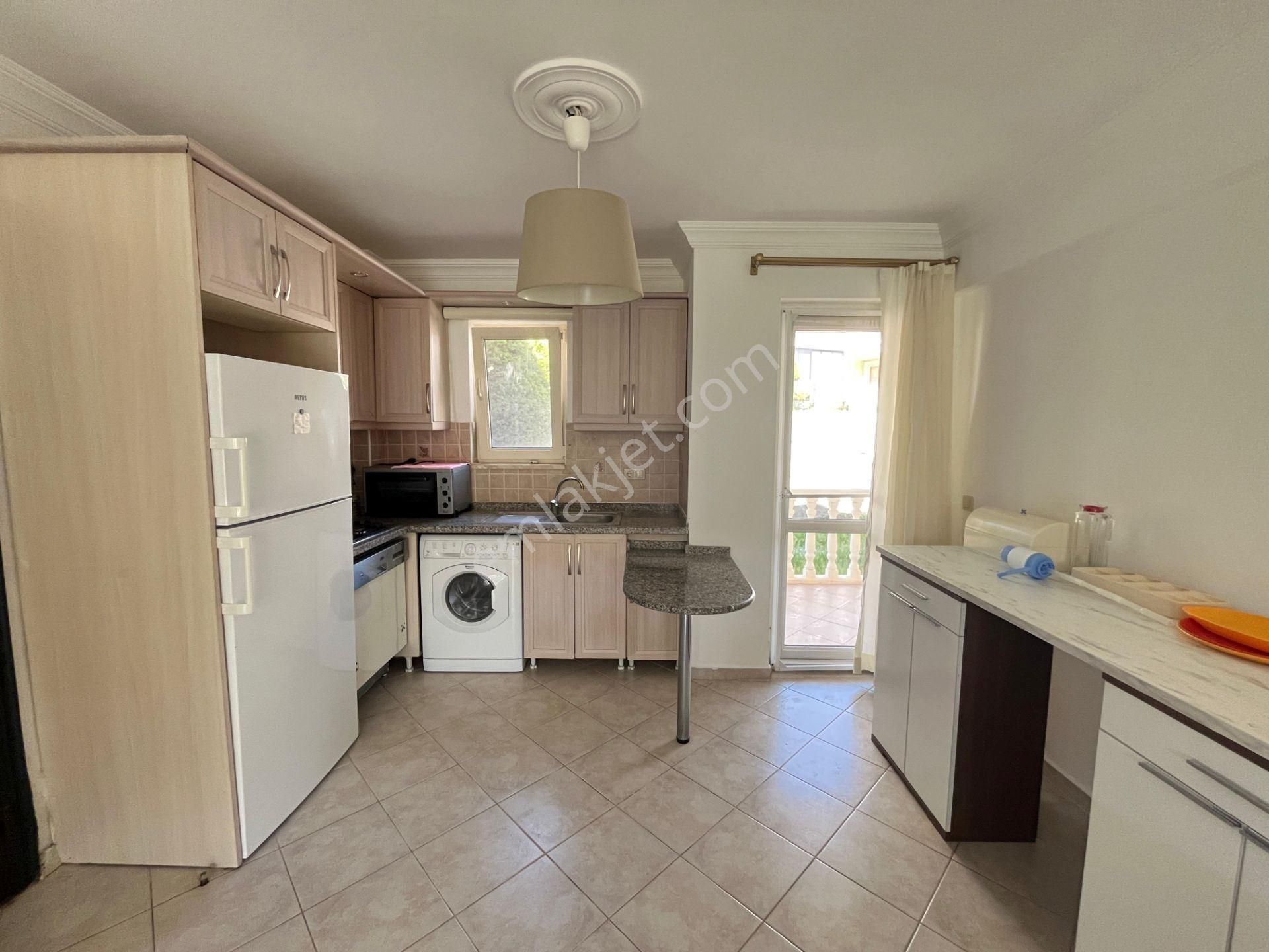 Adabükü Fcc'de Özel Plajlı, Havuzlu Sitesinde 2+1 Kiralık Daire - Görsel 11