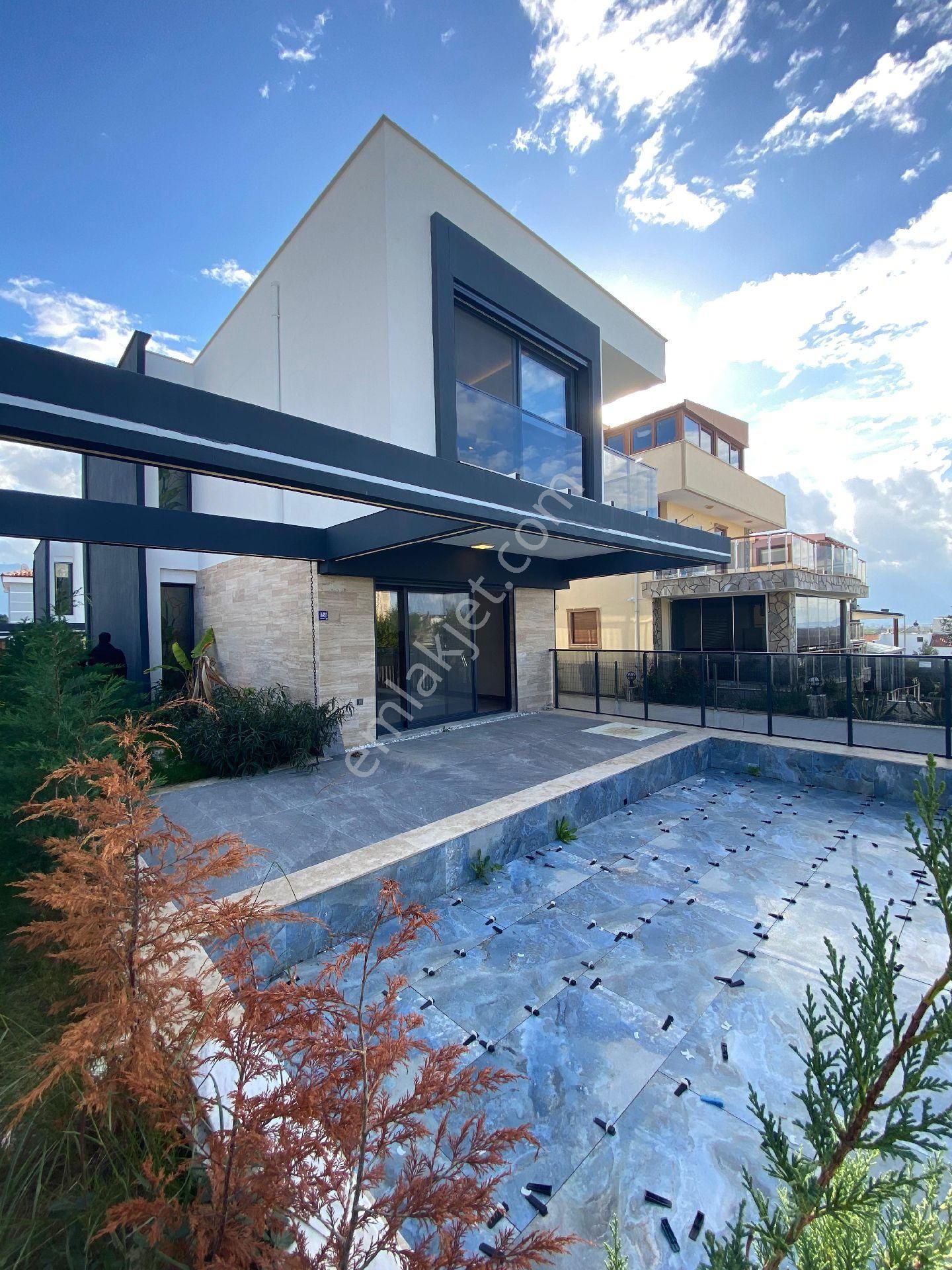 Kuşadası Soğucak Bölgesinde Müstakil Özel Havuzlu Villa