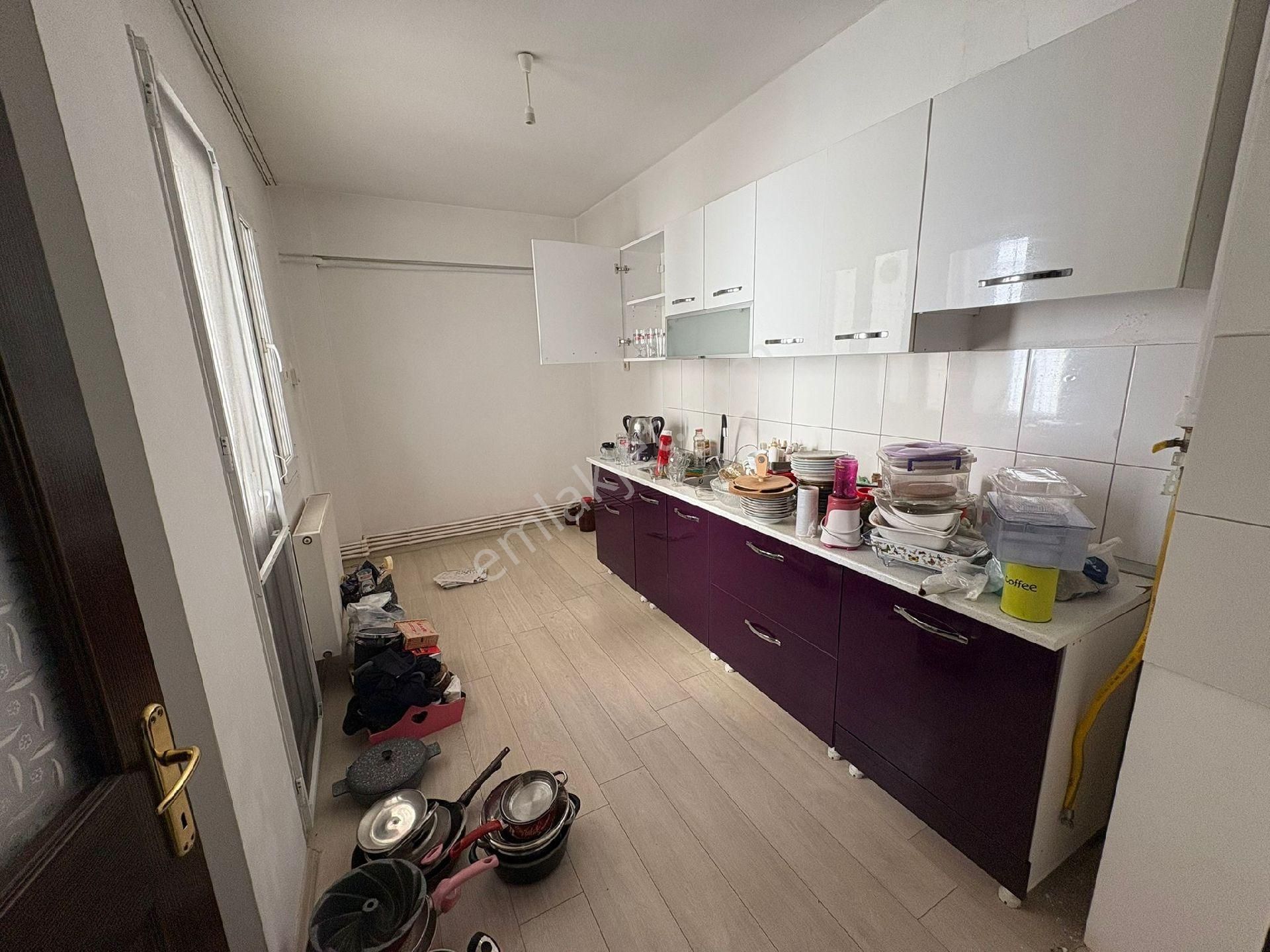 Buca Efeler Mah Enhoşlarda Koşuya Yakın Mesafede Satılık Ara Kat Daire